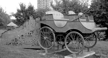 Памятник первому английскому автомобилю Ланчестера
